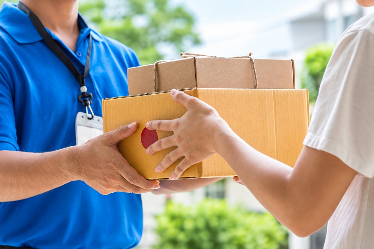 Vận chuyển quà Tết đến người nhận