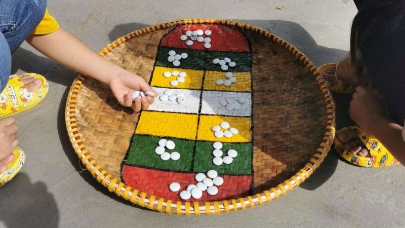 trò chơi dân gian ngày Tết với ô ăn quan