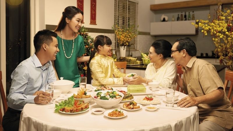Tổ chức bữa cơm gia đình tất niên