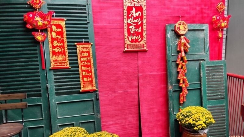 20+ ý tưởng trang trí Tết cho quán Cafe đẹp, thu hút khách 35 decor quán cafe tết với câu đối , pháo treo tường