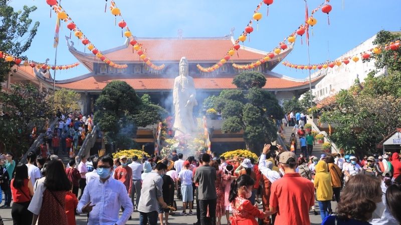 Đi chùa thắp nhang cầu bình an