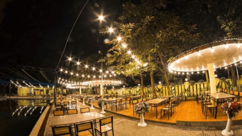 20+ ý tưởng trang trí Tết cho quán Cafe đẹp, thu hút khách 37 trang trí Tết quán cafe với đèn LED