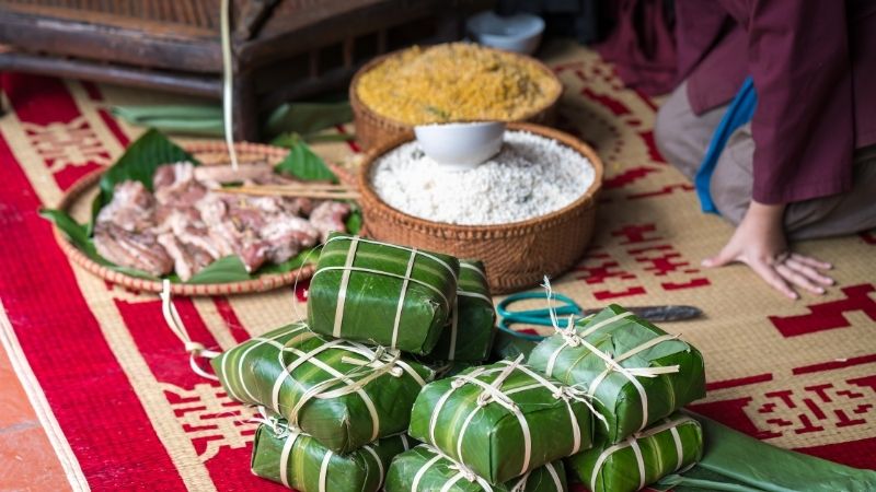 Hình ảnh gói bánh chưng Tết