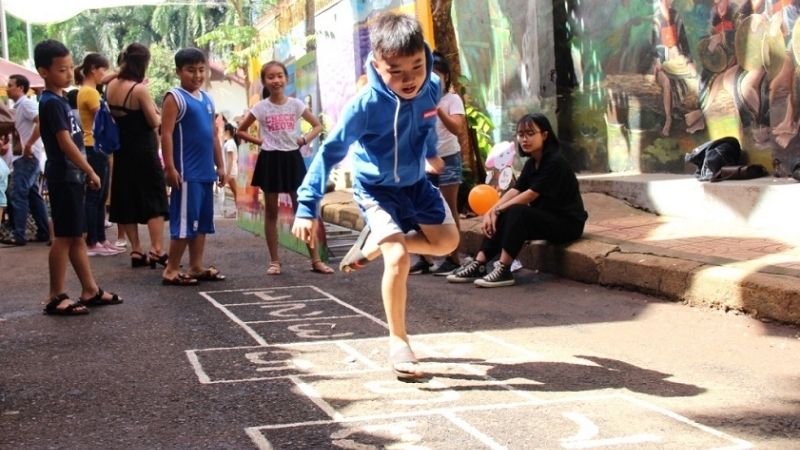 trò chơi ngày tết cho học sinh với nhảy lò cò