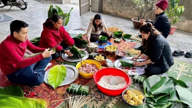 Hình ảnh gia đình gói bánh chưng