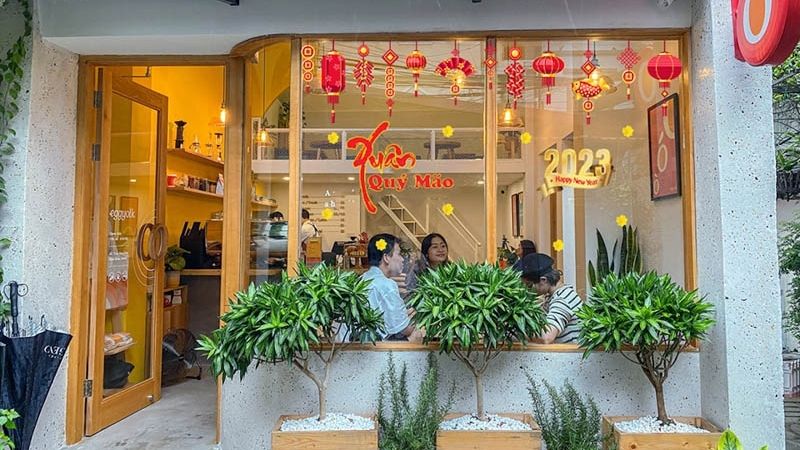20+ ý tưởng trang trí Tết cho quán Cafe đẹp, thu hút khách 39 Trang trí quán cafe với decal Tết trên cửa kính
