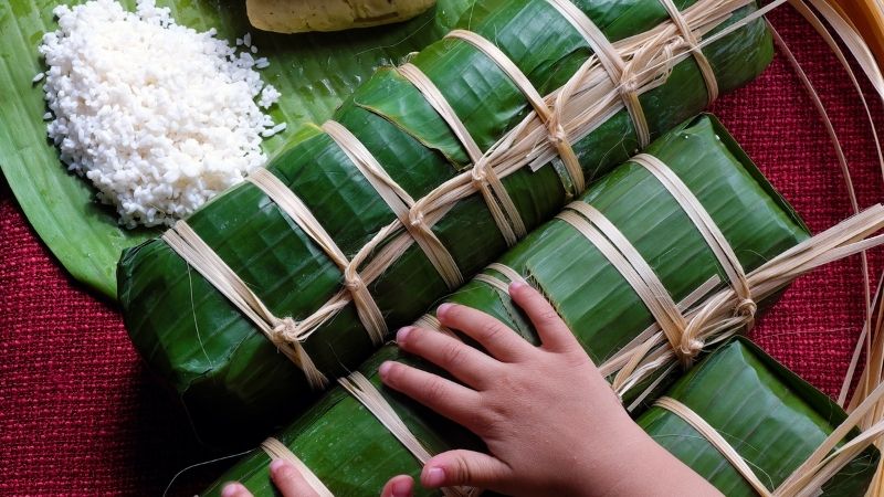 Hình ảnh gói bánh Tét ngày Tết