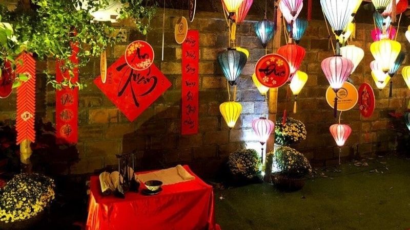 20+ ý tưởng trang trí Tết cho quán Cafe đẹp, thu hút khách 40 Trang trí quán cafe với tiểu cảnh bàn viết chữ đầu năm