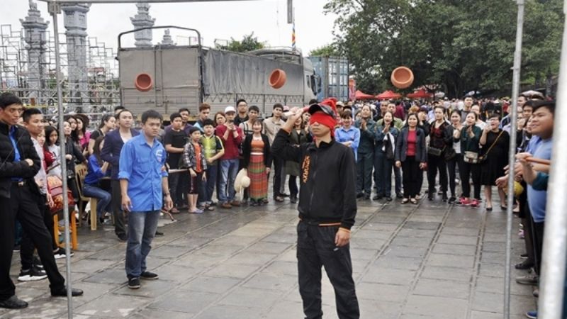 trò chơi dân gian ngày Tết với bịt mắt đập niêu