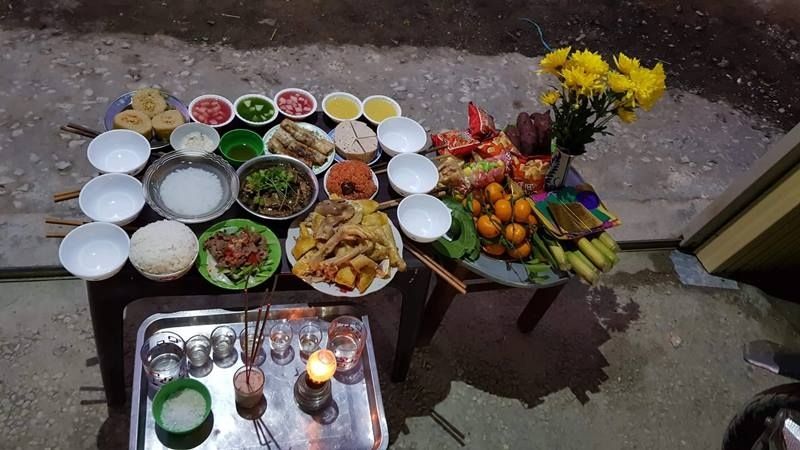 mâm cúng giao thừa ngoài trời