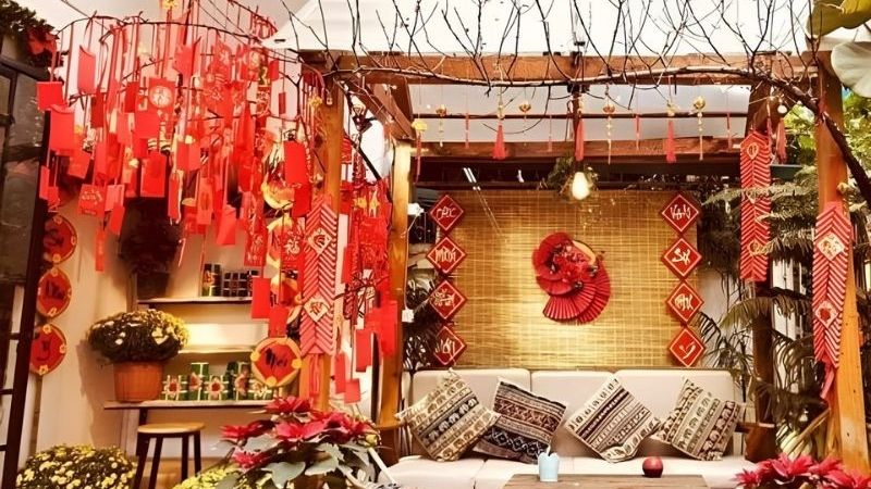 20+ ý tưởng trang trí Tết cho quán Cafe đẹp, thu hút khách 25 Trang trí Tết quán cafe bằng bao lì xì đỏ
