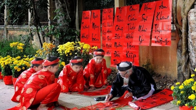 Hình ảnh Thầy đồ viết câu đối đỏ