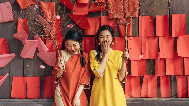 Mùng 3 Tết nên mặc đồ màu sắc rực rỡ, tươi tắn