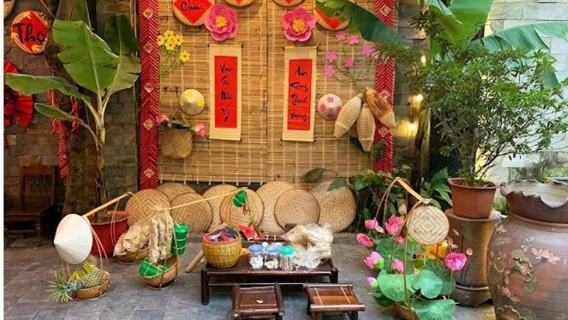 20+ ý tưởng trang trí Tết cho quán Cafe đẹp, thu hút khách 26 trang trí tết quán cafe với các câu đối đỏ, thư pháp