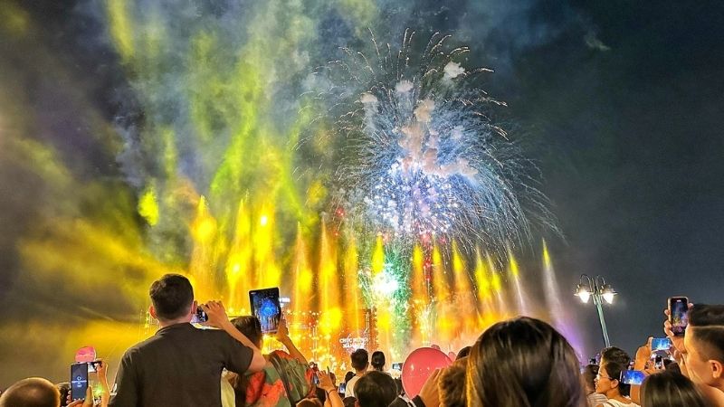 Hình ảnh người dân xem bắn pháo hoa