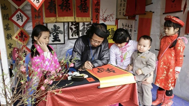 Chuẩn bị lễ vật khi đi xin chữ