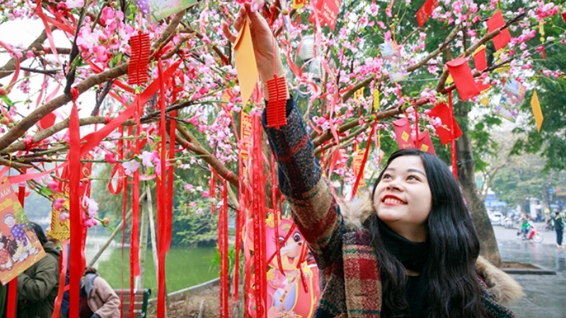 Du xuân lễ chùa lấy lộc đầu năm