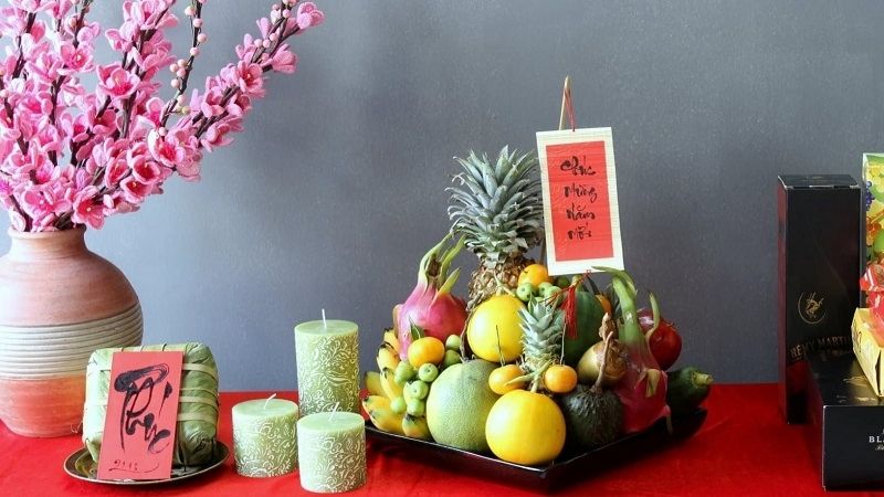 Chuẩn bị mâm ngũ quả và hoa Tết