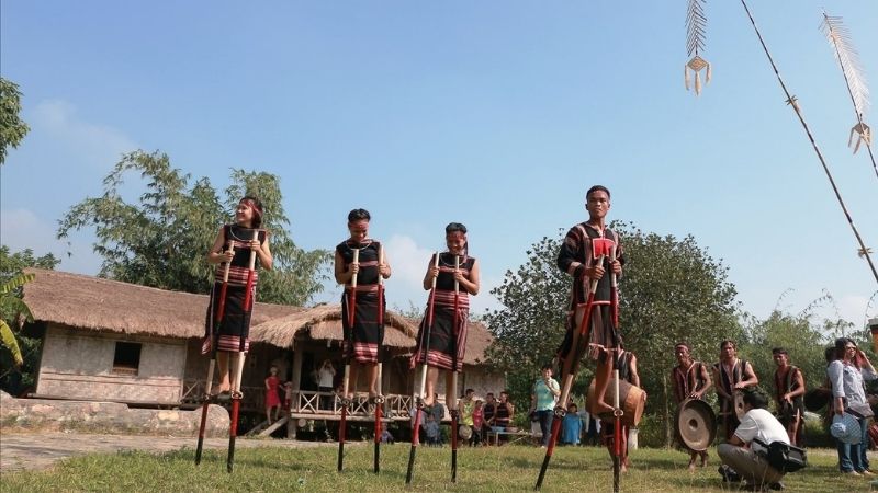 Đi cà kheo trò chơi dân gian tết