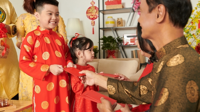 Trao lì xì và nhận lì xì may mắn vào Mùng 2 Tết