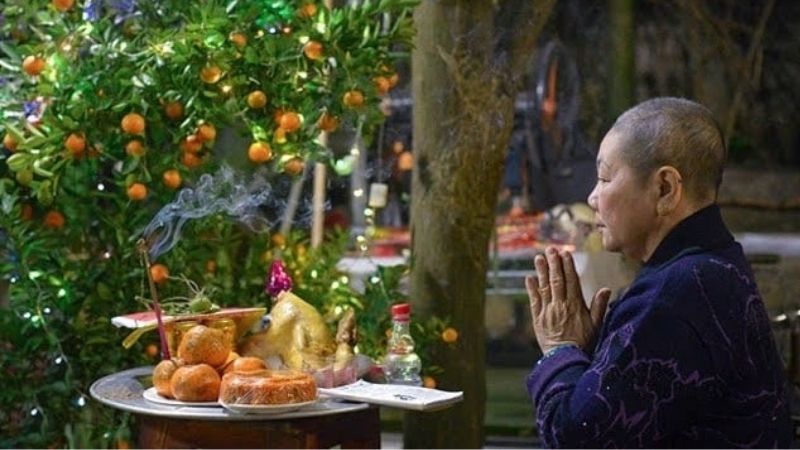 Cúng giao thừa ngoài trời trước