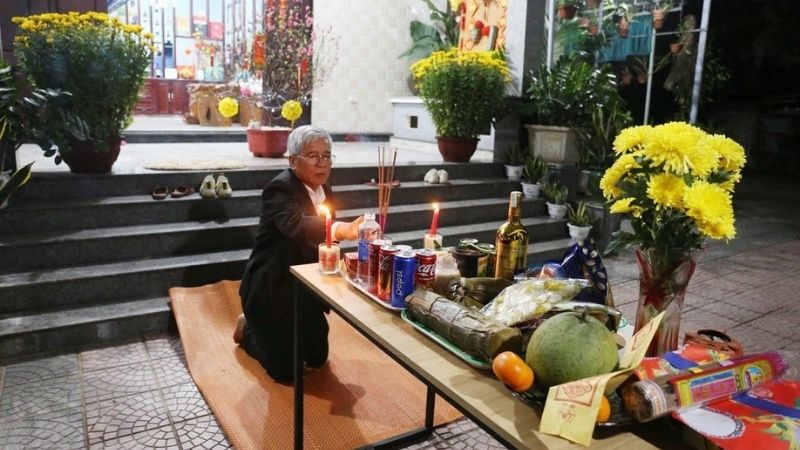 Cúng giao thừa ngoài trời