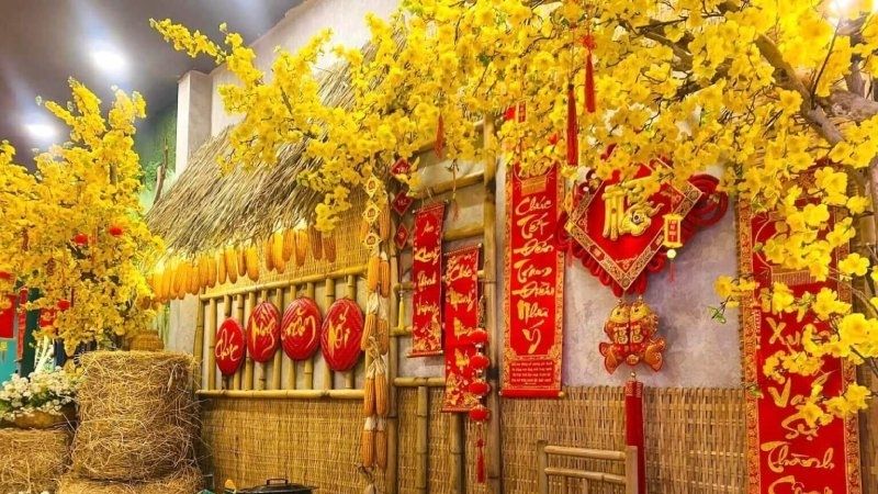 20+ ý tưởng trang trí Tết cho quán Cafe đẹp, thu hút khách 31 Trang trí Tết quán cafe với hoa mai. hoa đào