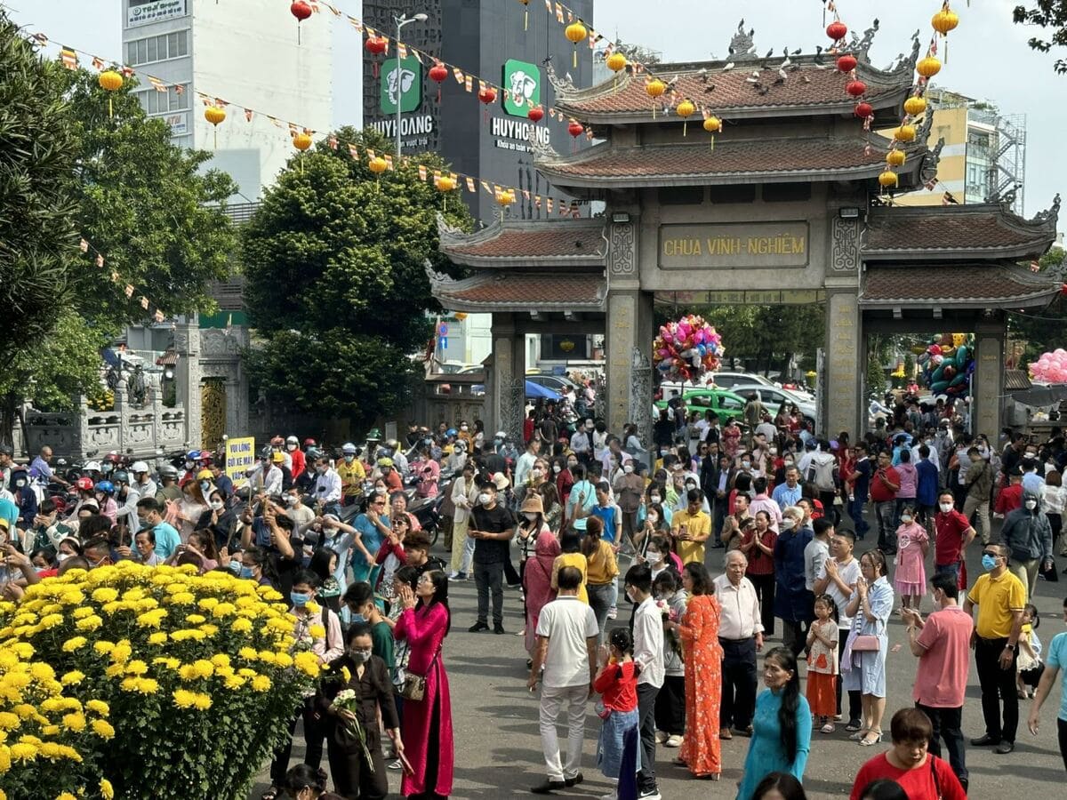 đi chùa xuất hành