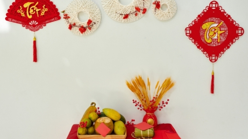 20+ ý tưởng trang trí Tết cho quán Cafe đẹp, thu hút khách 36 Trang trí quán cafe với mâm ngũ quả Tết
